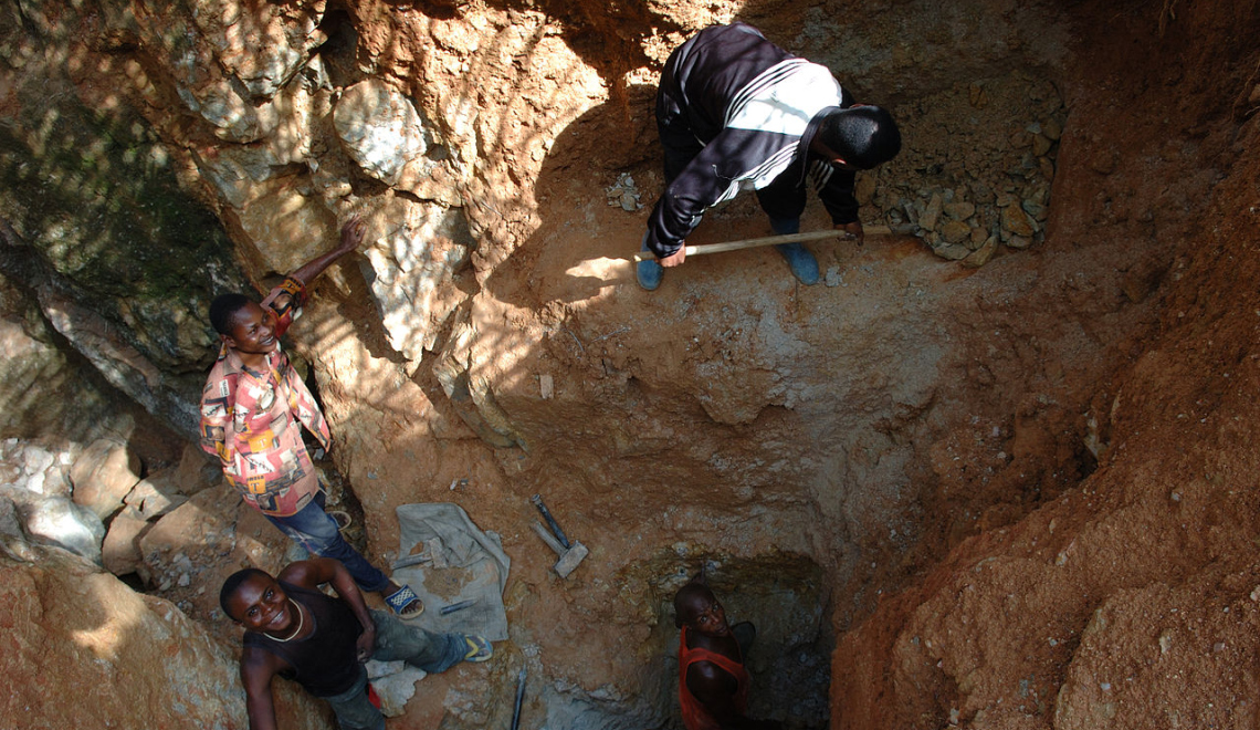 Wolframite Mining in Kailo - Photo by Julien Harneis - from Flickr - CC BY SA 2 Abbildung von afrikanischen Arbeitern in einer Wolfram-Miene