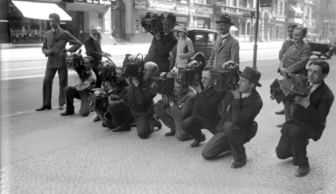 Pressefotografen mit Kameras - from Wikimedia Commons - CC BY SA 3 Abbildung von Pressefotografen mit Kameras im Jahr 1932