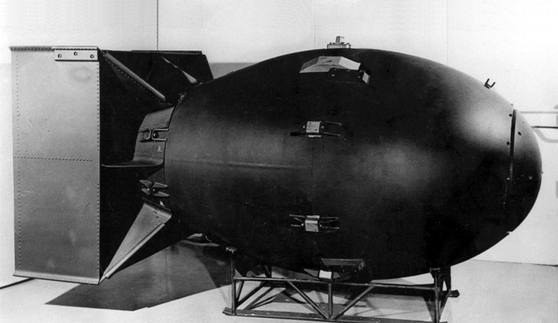 Fat Man - U.S. Department of Defense - Wikimedia Abbildung von Nachbau der US Atombombe Fat Man