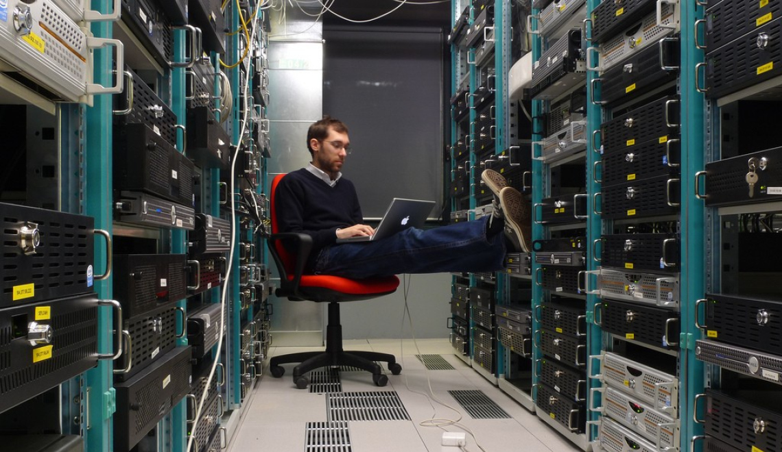 Abbildung von System Ingenieur in Serverraum