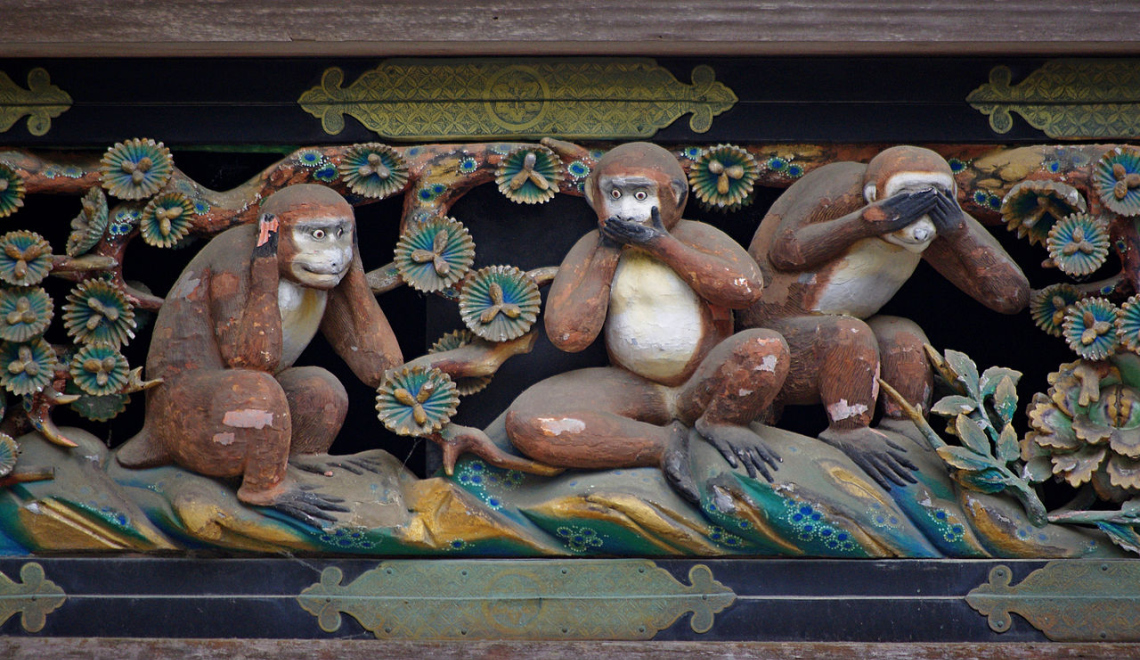 Nikko Tosho-gu Three wise monkeys - Jakub Hałun - Wikimedia Abbildung von den drei weisen Affen