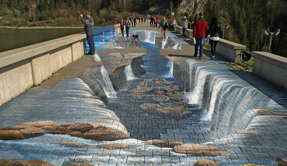 Street Painting Illusion - uroburos - pixabay Abbildung einer Wasserfall-Malerei auf einer Brücke