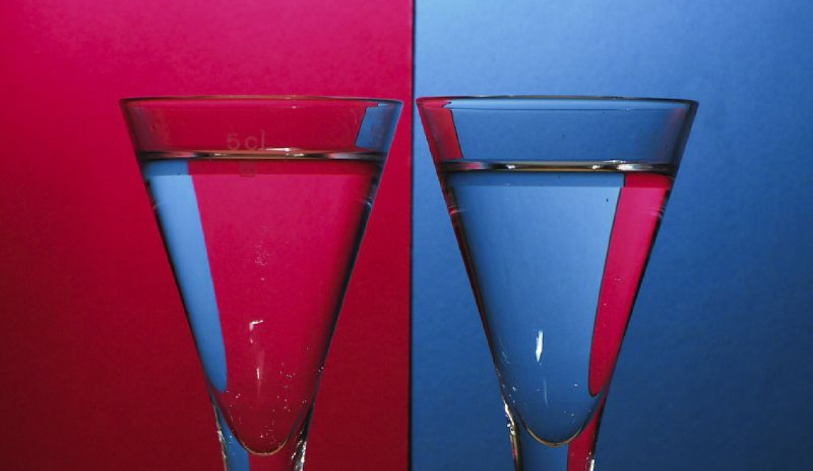 Double reflection - Photo by Arwen Abenstern - KWP - from Flickr - CC BY 2.0 Abbildung zweier Sektglaeser mit Farbreflektion