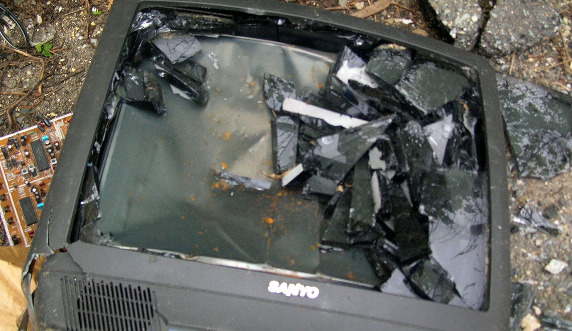 Smashed up Old TV - the great 8 - flickr Abbildung von zertruemmertem Fernseher
