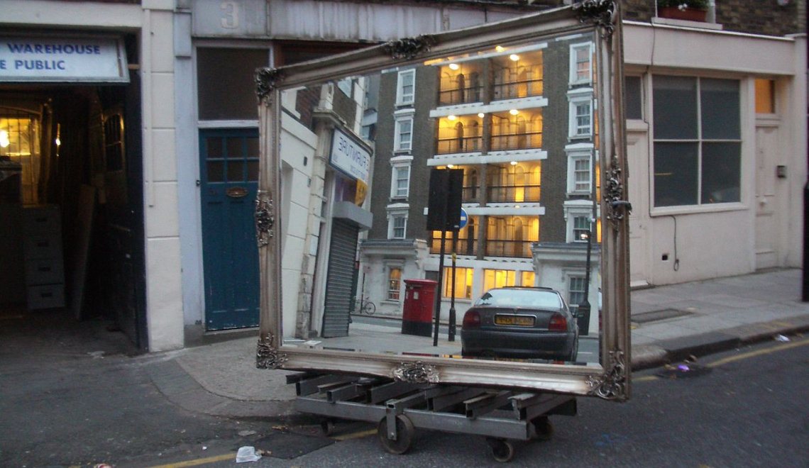 Mirror in Kings Cross - Justin Cormack - Wikimedia Abbildung von grossem Spiegel der auf Strasse steht