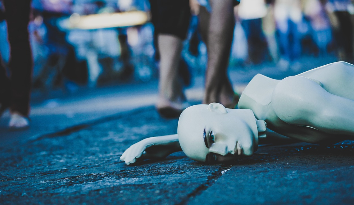 Mannequin lying down the Street - Unsplash - pixabay Abbilung einer kaputten Schaufensterpuppe auf der Strasse
