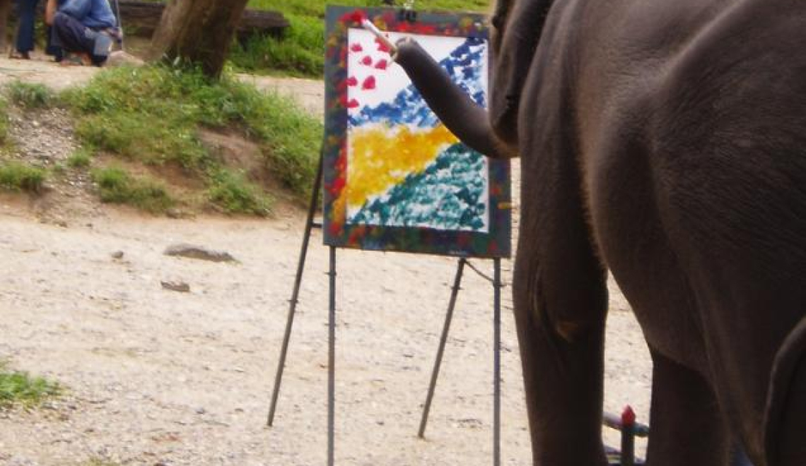 An elephant painting in Chiang Mai, Thailand - Kyle sb - Wikimedia Abbildung von malendem Elefanten