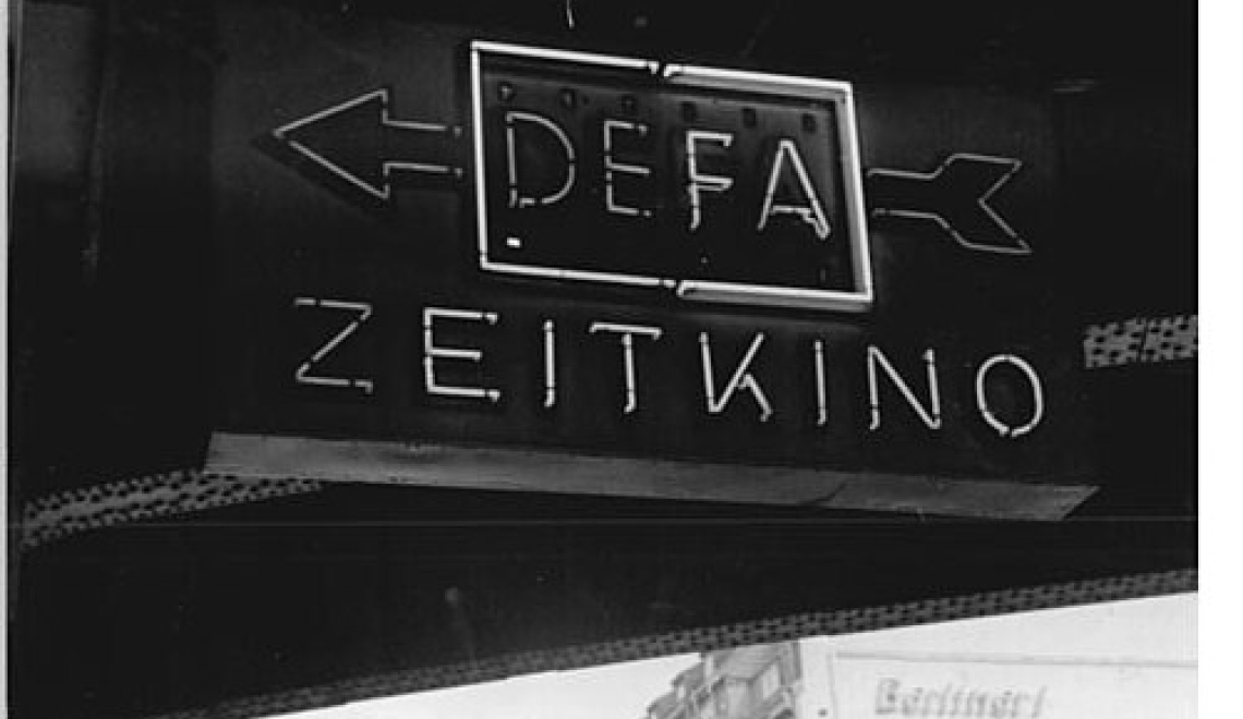 Berlin DEFA-Zeitkino Bahnhof Friedrichstraße Leuchtreklame 1960 | Bild zum Artikel auf interscenar.io