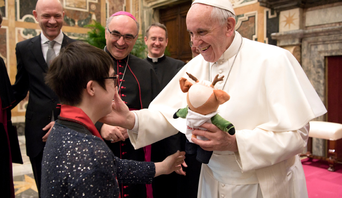 Papst Franziskus bekommt das Maskottchen der Paralympics überreicht Papst Franziskus bekommt das Maskottchen der Paralympics überreicht