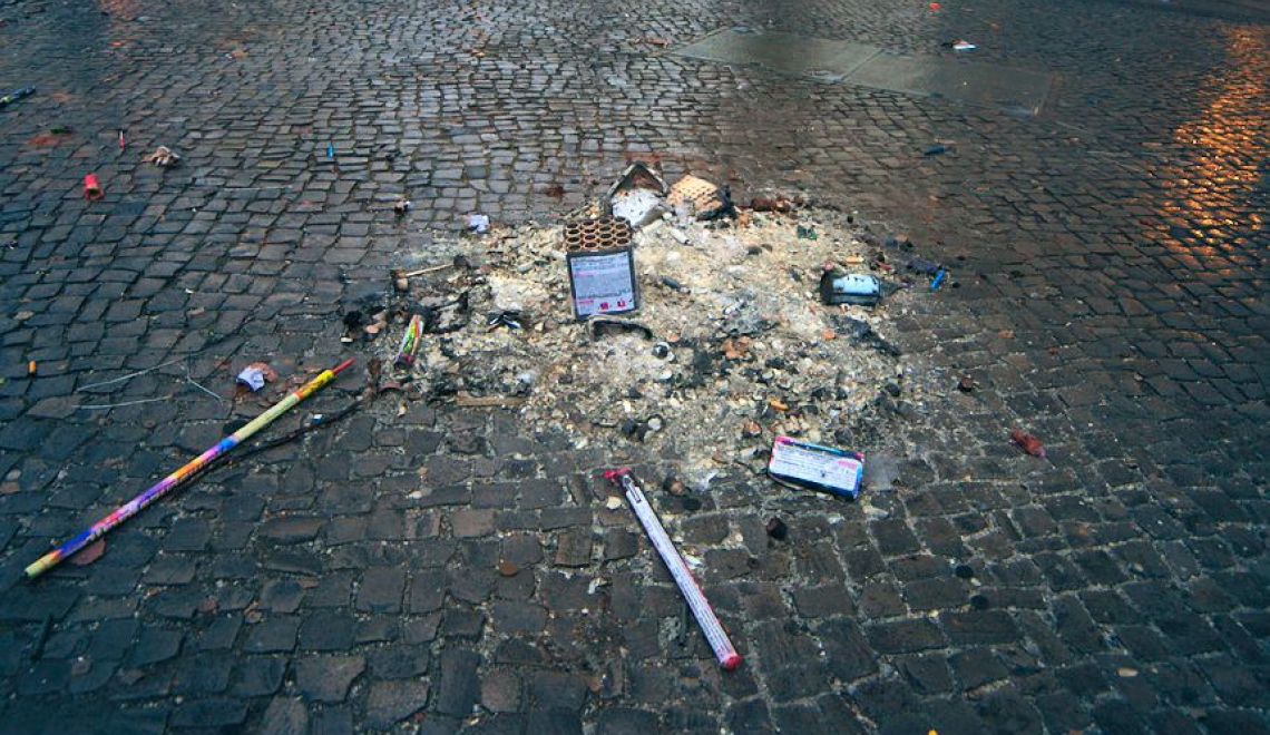 Muell am Neujahrsmorgen von Silvester 2016 auf den Strassen von Berlin Muell am Neujahrsmorgen von Silvester 2016 auf den Strassen von Berlin