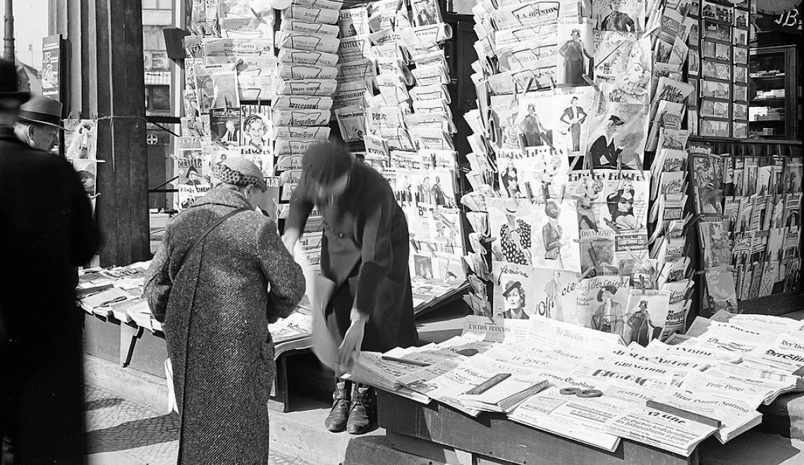 Leipziger Platz Berlin 1936 - Willy Pragher - Wikimedia Commons Abbildung eines Zeitungsstandes am Leipziger Platz Berlin 1936