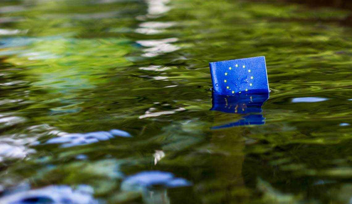 Mosso Biella 2012 - Photo by Jody Sticca - from Flickr - CC BY-NC-ND 2.0 Abbildung einer Europa Flagge im Wasser
