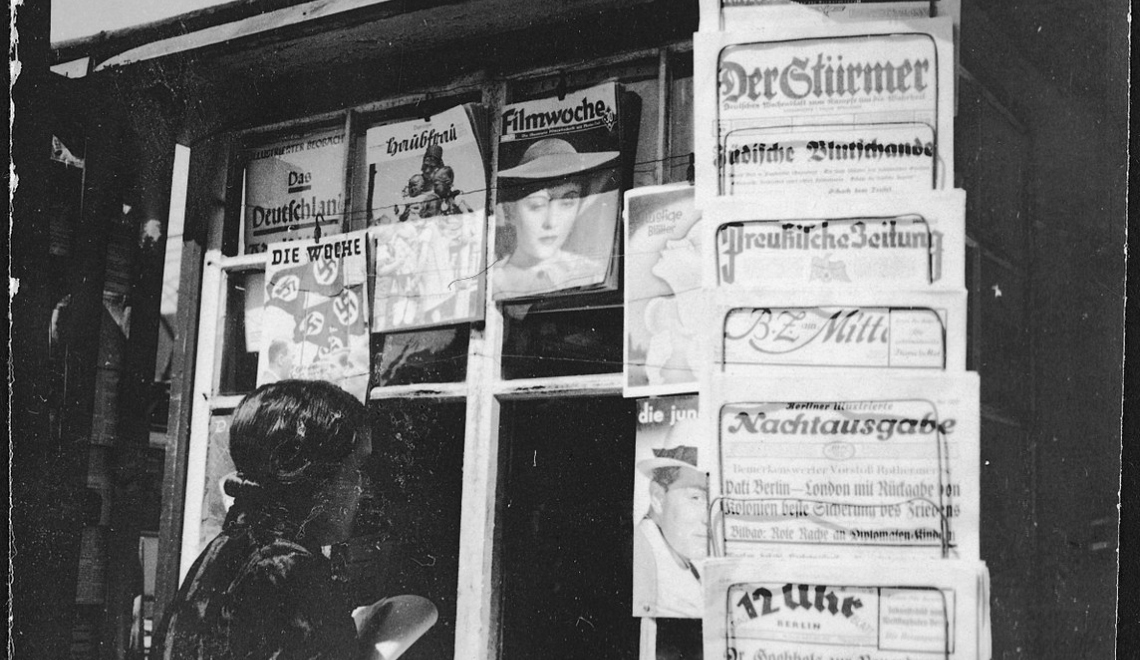 Freie Stadt Danzig, Danzig (Gdansk) - Zeitungsstand - Annemarie Schwarzenbach - Wikimedia Commons Abbildung eines Zeitungsstands in Danzig 1937