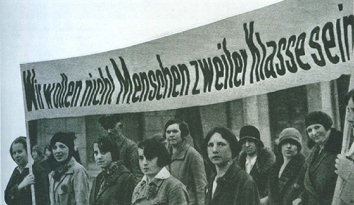 Abbildung von Frauen mit Plakat - Wir wollen nicht Menschen zweiter Klasse sein