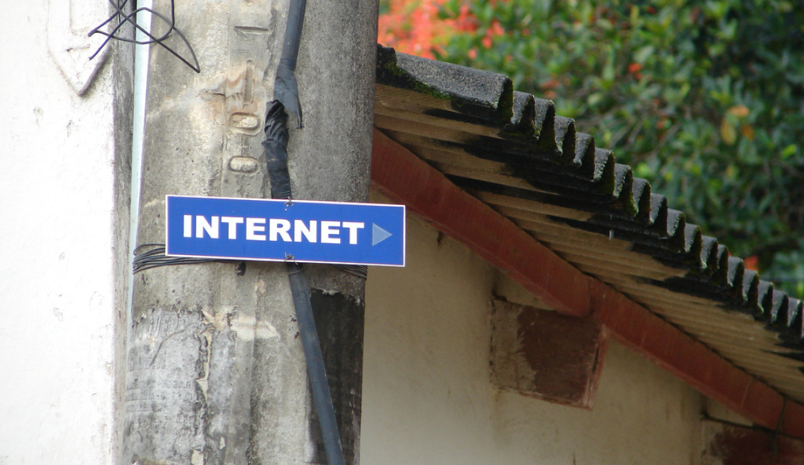 Foto namens Internet von Anna Carol auf Flickr CC BY 2 Abbildung von einem Schild mit der Aufschrift Internet
