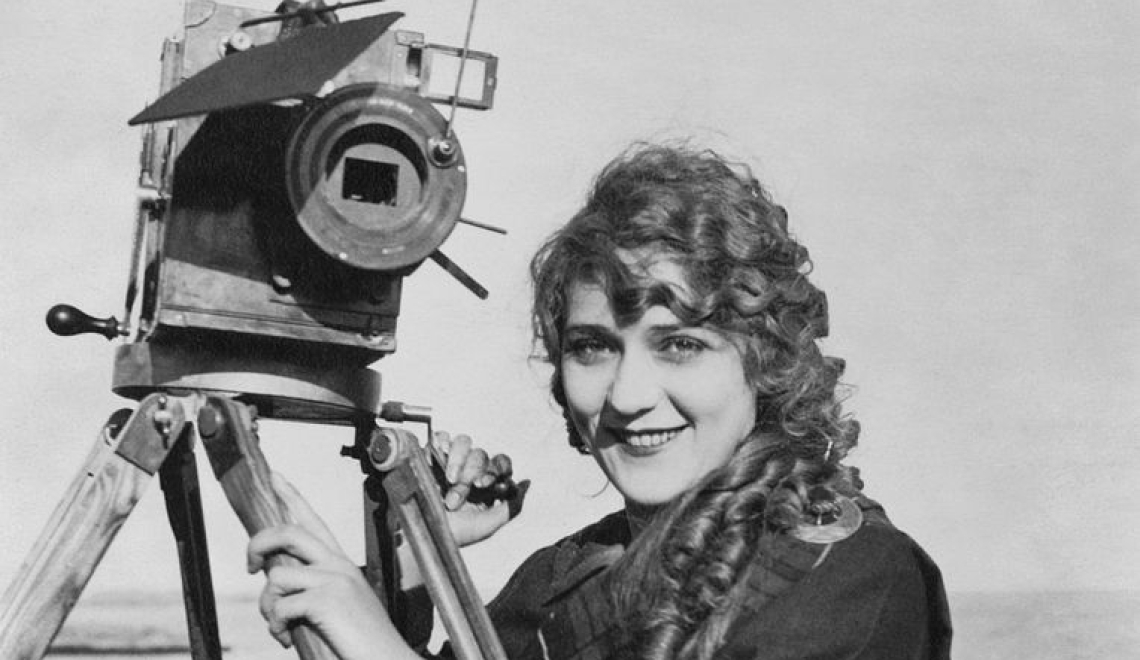 Abbildung von Mary Pickford mit einer Filmkamera