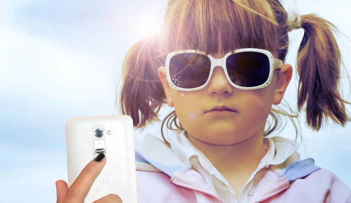 Hipster Preteen - MAROQQO - All rights reserved Abbildung von Maedchen mit Sonnenbrille macht ein Selfie