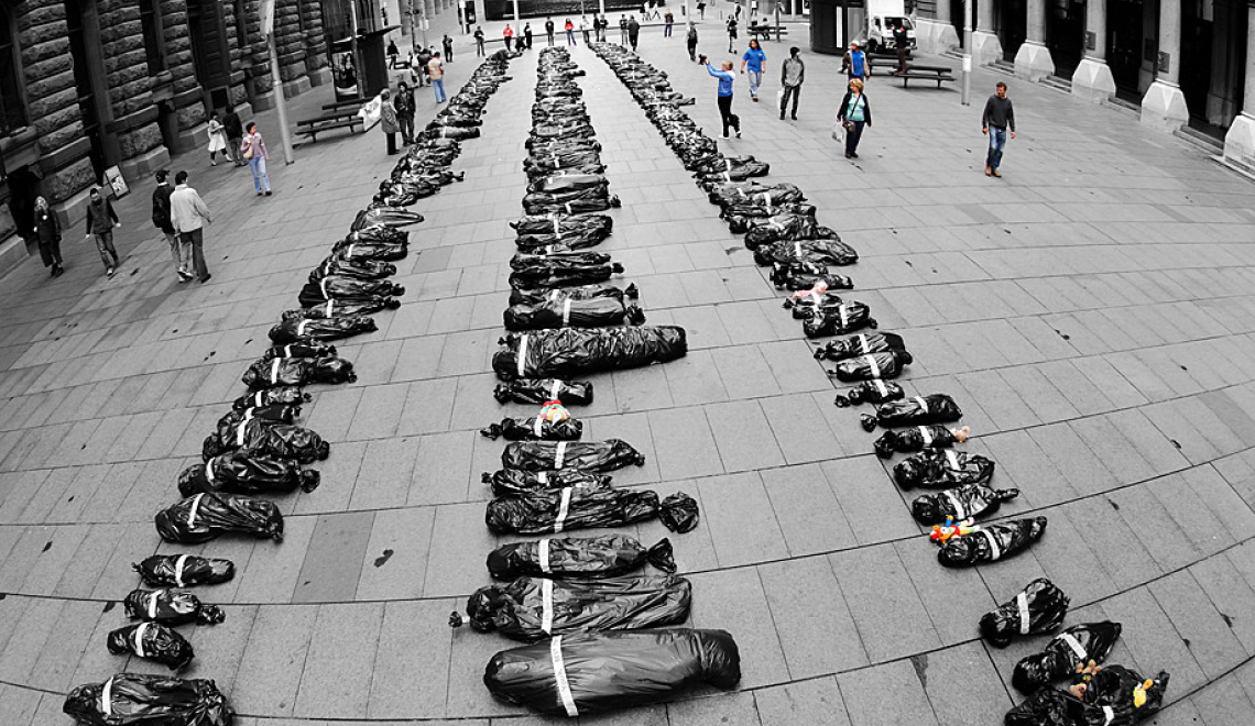 Body Bags in Sydney - Photo by Pieter Pieterse - from Flickr - CC BYNC ND 2 Abbildung eines Fotos mit Leichensäcken aus Irak von Dario Mitidieri aus dem jahre 2003