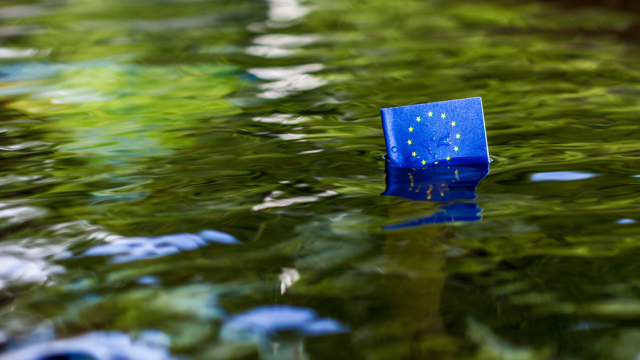 Abbildung einer Europa Flagge im Wasser