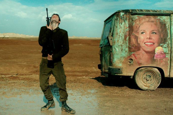 Abbildung des Kino Posters zum Kinofilm - Foxtrot - 2017