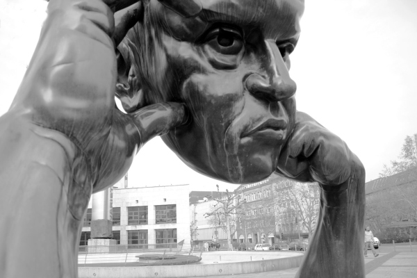 Abbildung von nachdenkender Statue