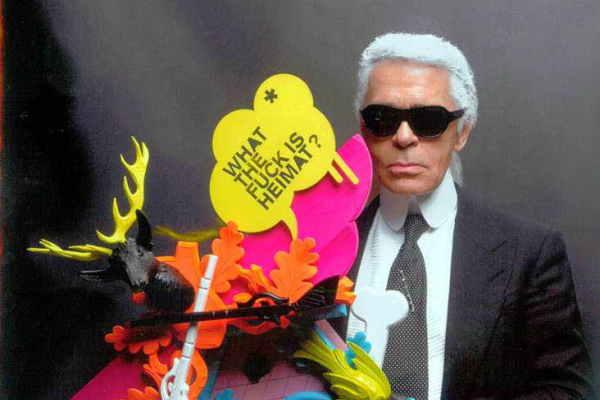 Karl Lagerfeld mit einer Uhr von Stefan Strumbel