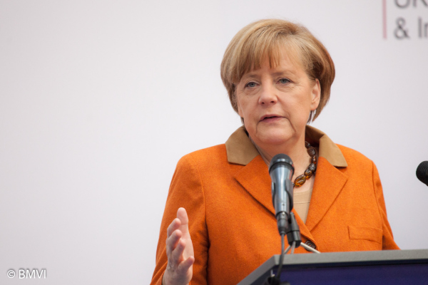 Abbildung von Angela Merkel am Sprecherpult
