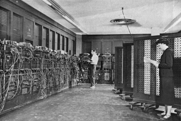 Foto des Eniac Computers mit Betty Snyder und Glen Beck