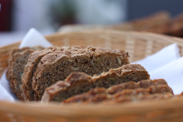 Ein Foto mit der Darstellung von Brot in Scheiben in einem Brotkorb