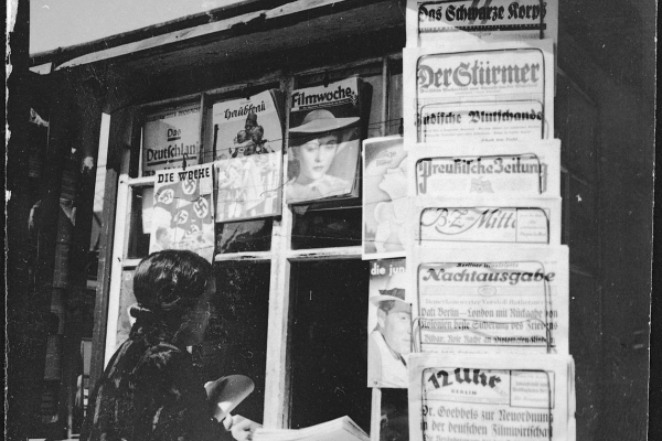 Abbildung eines Zeitungsstands in Danzig 1937