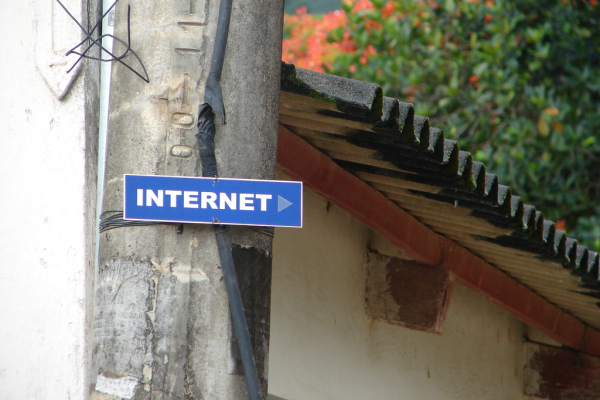 Abbildung von einem Schild mit der Aufschrift Internet