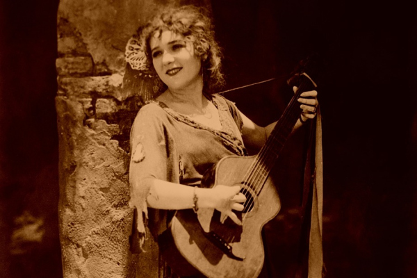 Abbildung von der Schauspielerin Mary Pickford mit Gitarre