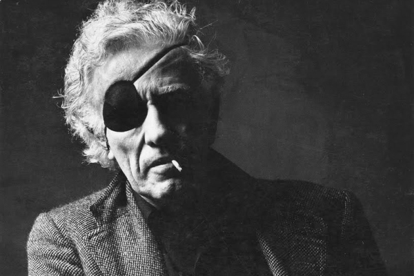 Abbildung von Nicholas Ray mit Augenklappe und Zigarette
