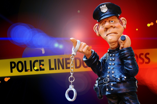 Abbildung einer Wachsfigur eines Polizisten vor einer Tatortabsperrung