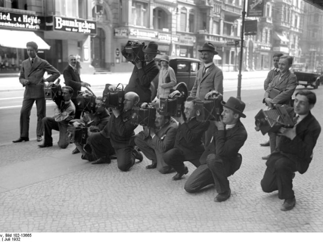 Abbildung von Pressefotografen mit Kameras im Jahr 1932
