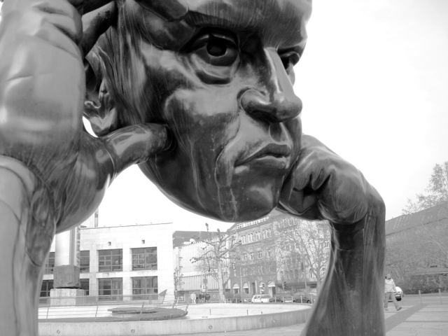 Abbildung von nachdenkender Statue