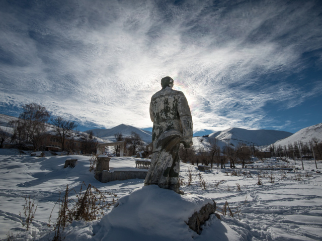 Abbildung von Lenin Statue im Schnee