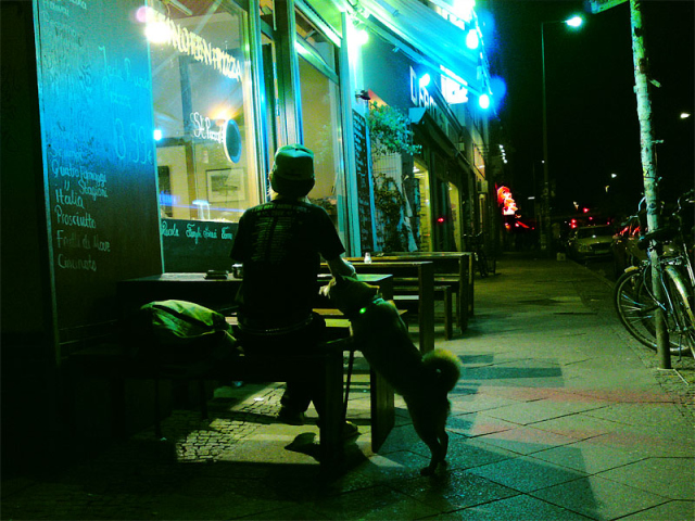 Abbildung von Schnellrestaurant in Kreuzberg bei Nacht