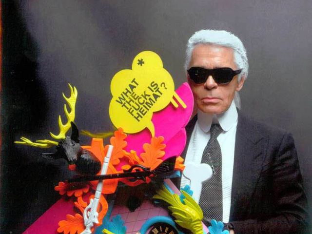 Karl Lagerfeld mit einer Uhr von Stefan Strumbel