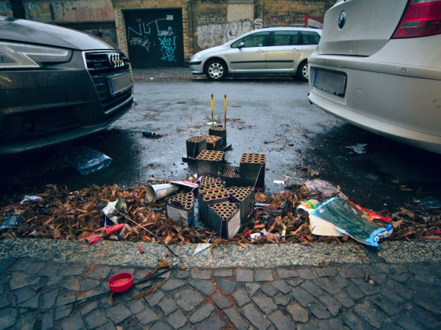 Abbildung von Silvestermuell auf Strasse