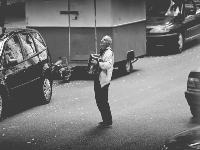 Fotografie eines Musikers auf der Straße. Fotografiert von Autor, Theater und Filmemacher Sebastian Ugovsky