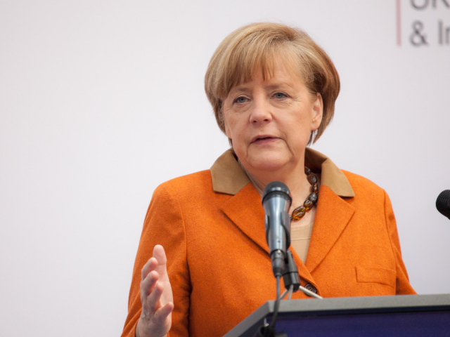 Abbildung von Angela Merkel am Sprecherpult