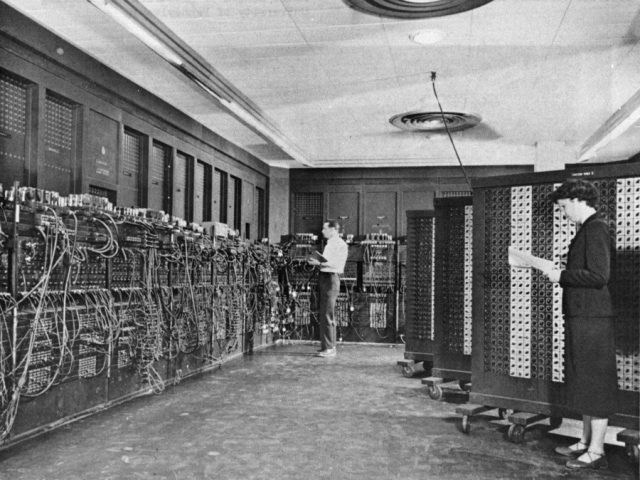 Foto des Eniac Computers mit Betty Snyder und Glen Beck
