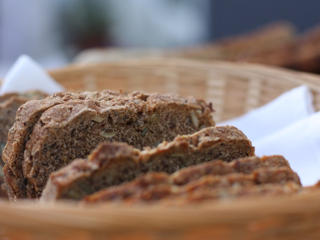 Ein Foto mit der Darstellung von Brot in Scheiben in einem Brotkorb