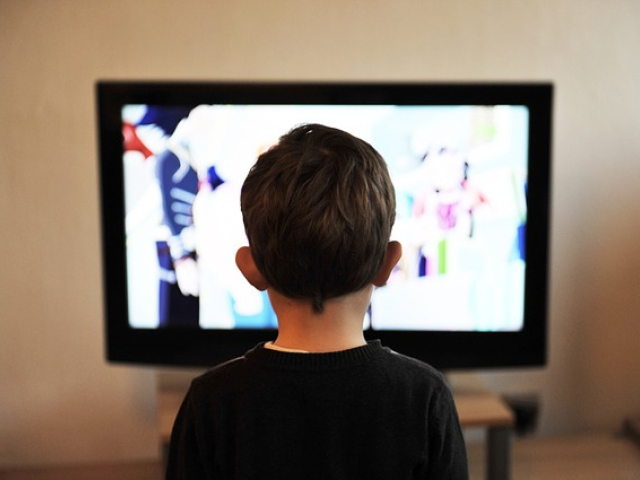 Abbildung eines kleinen Jungen vor dem Fernseher