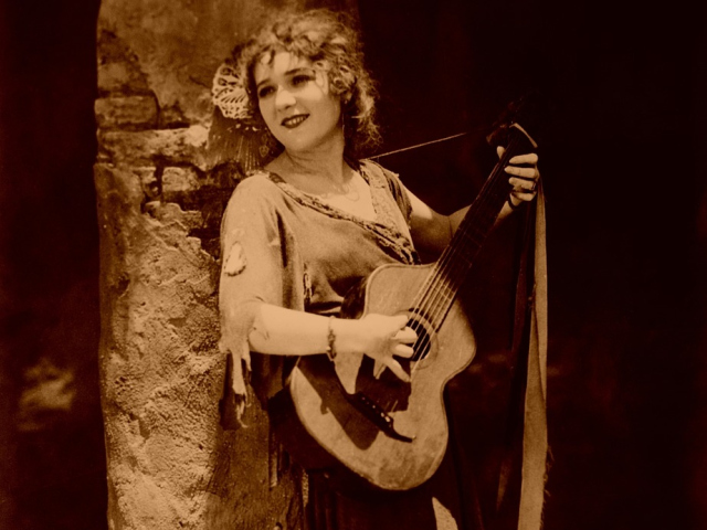 Abbildung von der Schauspielerin Mary Pickford mit Gitarre