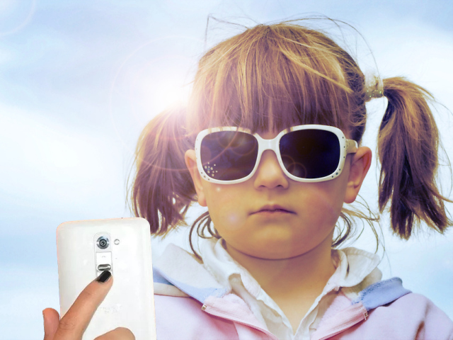 Abbildung von Maedchen mit Sonnenbrille macht ein Selfie