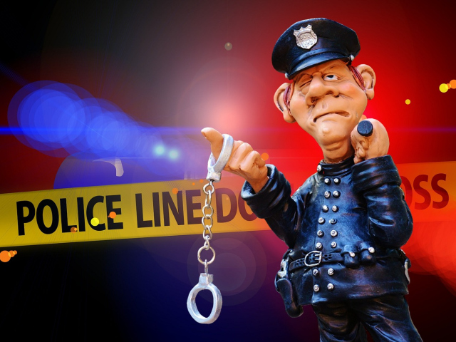 Abbildung einer Wachsfigur eines Polizisten vor einer Tatortabsperrung